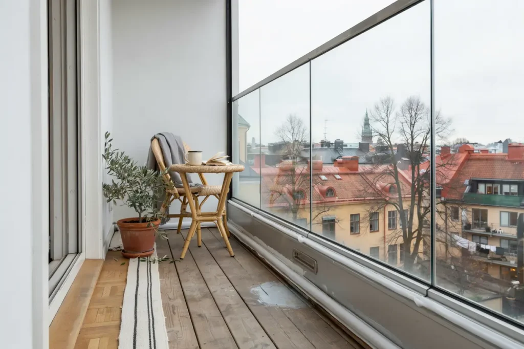 eftermontering av borstlister p altaninglasning i s dermalm