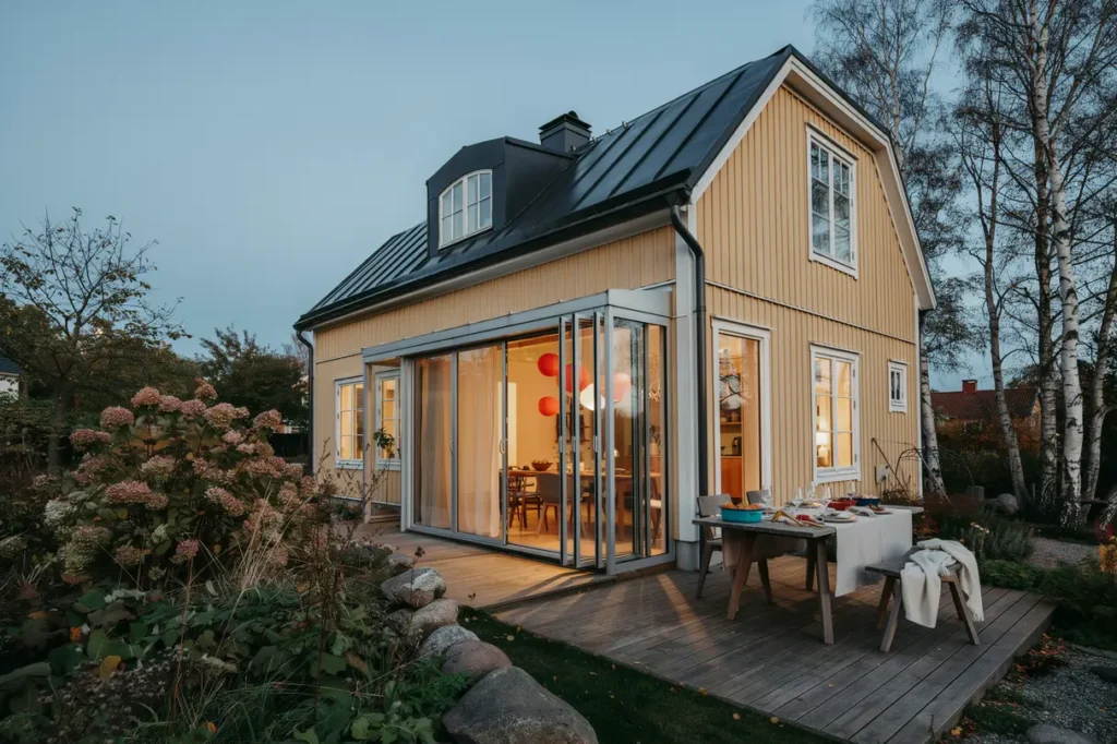 kr ftskiva och sensommarkv llar p altanen altaninglasning som h ller v rmen n r augustiluften svalnar